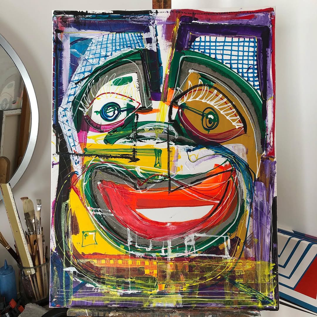 Expressief kleurrijk portret met grote rode glimlach